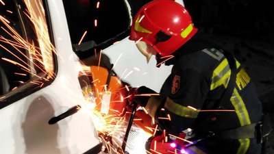 За допомогою спеціального обладнання рятувальники деблокували тіло загиблого чоловіка За допомогою спеціального обладнання рятувальники деблокували тіло загиблого чоловіка