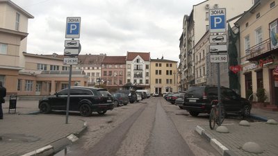 В Івано-Франківську пропонують скоротити години платного паркування В Івано-Франківську пропонують скоротити години платного паркування