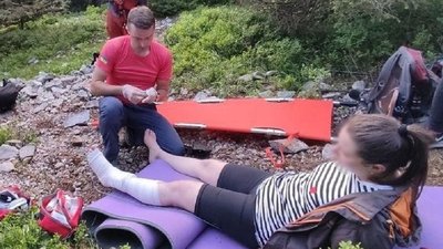Прикарпатські рятувальники допомогли в Карпатах туристці із Житомирщини, яка травмувала ногу