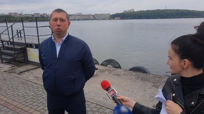 У Тернополі за допомогою водоростей чистять став