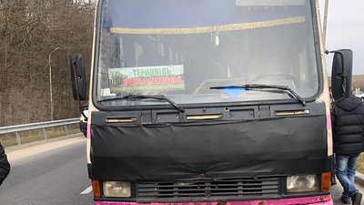 На Тернопільщині з автобуса випала жінка На Тернопільщині з автобуса випала жінка