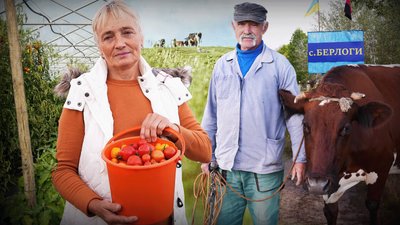 Люди, Франківщина, село, Калуський район, підготовка до зими, корова, помідори