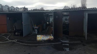Один чоловік загинув, три машини вигоріли вщент внаслідок пожежі у Харкові Один чоловік загинув, три машини вигоріли вщент внаслідок пожежі у Харкові