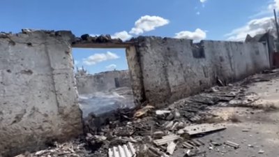 Декілька тижнів у Високопіллі на Херсонщині горить склад, у якому місцевий фермер зберігав урожай соняшнику Декілька тижнів у Високопіллі на Херсонщині горить склад, у якому місцевий фермер зберігав урожай соняшнику