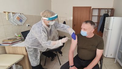 В Ужгороді від COVID-19 вакцинують військовослужбовців
