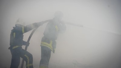Рятувальники гасять пожежу на місці атаки РФ в Одесі, 24 квітня 2024 рік