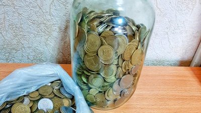 Копійки рятують життя: рівнян просять здати списані гроші на ліки хворим дітям