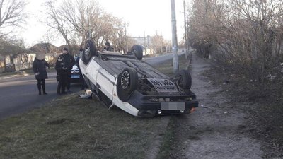 Подвійний обгін: у Лисичанську через ДТП перекинувся легковик. ФОТО