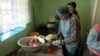 13 жительок Ружинської громади на Житомирщині готують домашні страви для воїнів ЗСУ на фронт 13 жительок Ружинської громади на Житомирщині готують домашні страви для воїнів ЗСУ на фронт