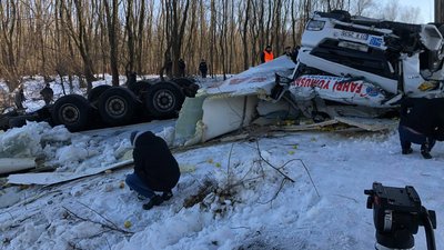 Фуру, що впала в Десну, підняли з води