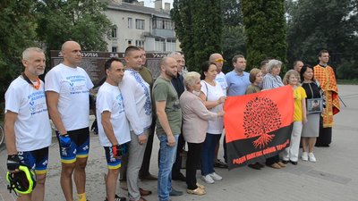 Учасники велопробігу вшанували пам’ять загиблих бійців у Тернополі Учасники велопробігу вшанували пам’ять загиблих бійців у Тернополі