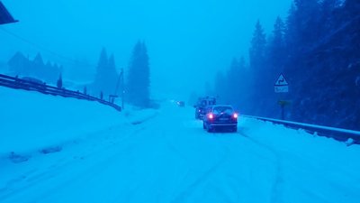 Поблизу Яблуницького перевалу у Карпатах кілька десятків автівок стоять у заторі Поблизу Яблуницького перевалу у Карпатах кілька десятків автівок стоять у заторі