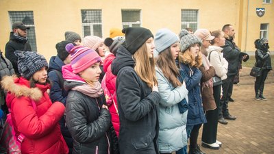 Пластуни передали Вифлеємський вогонь миру бійцям прикарпатської "десятки" Пластуни передали Вифлеємський вогонь миру бійцям прикарпатської "десятки"