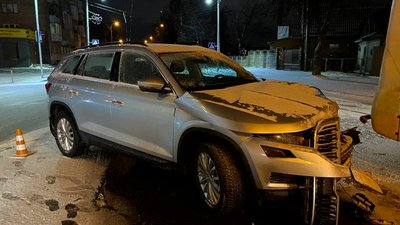 У Рівному зіткнулись кросовер та маршрутка. Двоє людей травмувались У Рівному зіткнулись кросовер та маршрутка. Двоє людей травмувались