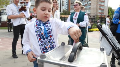 У Черкасах під час фотосесії на День вишиванки зібрали понад 45 тисяч гривень для ЗСУ У Черкасах під час фотосесії на День вишиванки зібрали понад 45 тисяч гривень для ЗСУ