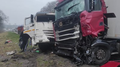 На трасі "Київ-Чоп" зіткнулися дві вантажівки На трасі "Київ-Чоп" зіткнулися дві вантажівки