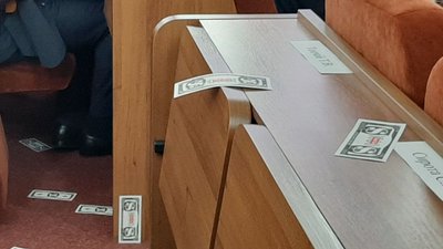 Під час сесії Харківської міськради у залі розкидали бутафорські гроші