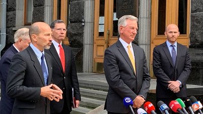 "Треба робити більше". Сенатори зі США зустрілися із Зеленським, Тараном та Кулебою "Треба робити більше". Сенатори зі США зустрілися із Зеленським, Тараном та Кулебою