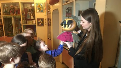 Цех, де виготовляють ляльки: у Тернополі для дітей-переселенців організували екскурсію