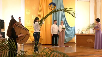 "Кохання переможе": історії пар, які 14 лютого зареєстрували шлюб у Львові "Кохання переможе": історії пар, які 14 лютого зареєстрували шлюб у Львові