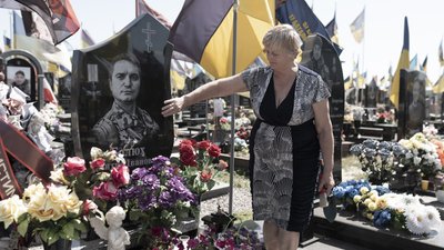 Лариса Болюх на могилі сина Дмитра на Алеї Слави в Харкові
