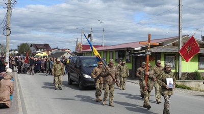 На Тернопільщині в останню дорогу провели двох бійців На Тернопільщині в останню дорогу провели двох бійців