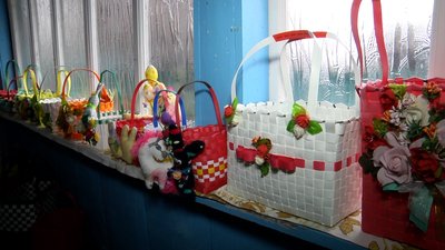 На Житомирщині Людмила Білоцька виготовляє кошики з пакувальної стрічки На Житомирщині Людмила Білоцька виготовляє кошики з пакувальної стрічки