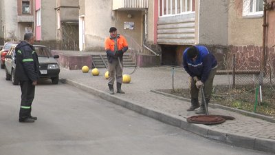 У Франківську комунальне підприємство безкоштовно вивозить сміття із підвалів будинків У Франківську комунальне підприємство безкоштовно вивозить сміття із підвалів будинків