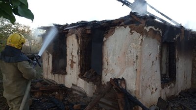 На Херсонщині пожежа знищила сільський будинок