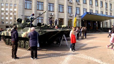 У Житомирі на майдані Корольова показали виставку озброєння та військової техніки
