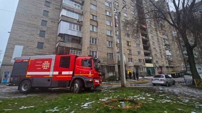 Машина ДСНС біля 14-поверхівки в Харкові