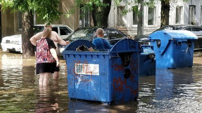 В Одесі через зливу затопило вулиці: фото та відео наслідків
