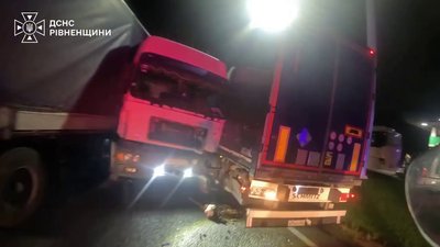 Рятувальники деблокували водія фури на Рівненщині
