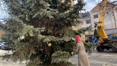 Новорічну ялинку в Берегові на Закарпатті завершать прикрашати до неділі