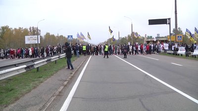 Перекриття руху транспорту на Антонівському мосту: як у Херсоні мітингували підприємці Перекриття руху транспорту на Антонівському мосту: як у Херсоні мітингували підприємці