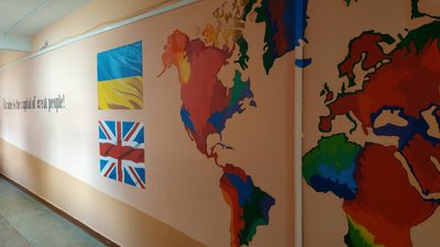 "Подумаю, що не дарма я прожив це життя": художник з Харківщини розмальовує стіни ліцею у Полтаві "Подумаю, що не дарма я прожив це життя": художник з Харківщини розмальовує стіни ліцею у Полтаві