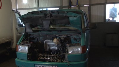 Черкаські волонтери ремонтують військові автомобілі
