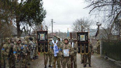 На Тернопільщині попрощалися із десантником Альбертом Тарасовим На Тернопільщині попрощалися із десантником Альбертом Тарасовим