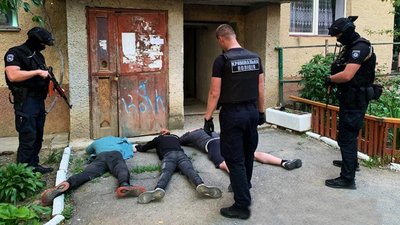 Зірвали золоті прикраси з жінки: на Закарпатті через грабежі та розбої затримали двох чоловіків