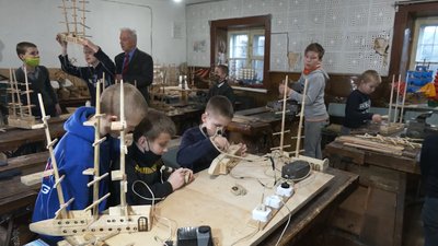 Черкащанин Іван Назаренко вчить дітей судномоделювання Черкащанин Іван Назаренко вчить дітей судномоделювання