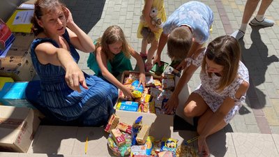 Допомогу з волонтерських пунктів у Луцьку відправили військовим на фронт Допомогу з волонтерських пунктів у Луцьку відправили військовим на фронт