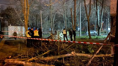 В Одесі автівка влетіла в дерево: одна людина загинула, четверо травмувалися В Одесі автівка влетіла в дерево: одна людина загинула, четверо травмувалися