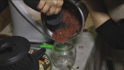 Вінничанка готує страви та пече випічку за рецептами, яким пів тисячоліття Вінничанка готує страви та пече випічку за рецептами, яким пів тисячоліття