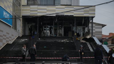 Російський БпЛА влучив у торгово-розважальний центр у Сумах