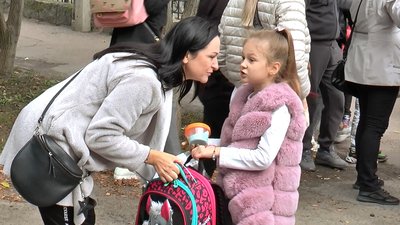 Мама Тетяна Урбанік забирає доньку зі школи Мама Тетяна Урбанік забирає доньку зі школи