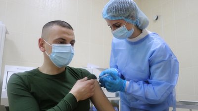 У Херсоні 72 нацгвардійці отримали бустерну дозу вакцини від COVID-19