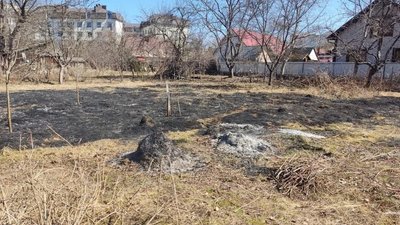 На Івано-Франківщині під час спалювання сухої трави травмувалася пенсіонерка