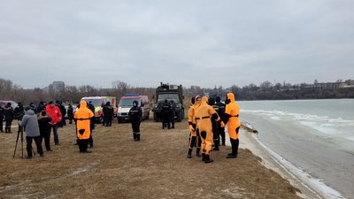 У Миколаєві рятувальники навчались діставати людину з ополонки У Миколаєві рятувальники навчались діставати людину з ополонки