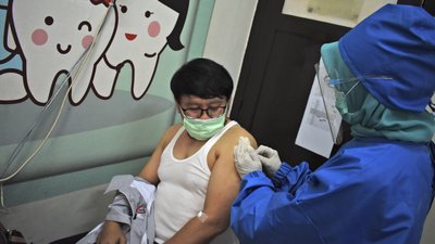 Уряд Польщі планує заохочувати громадян до вакцинації по телефону