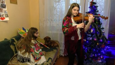 Скрипка, баян, маракаси і бубон: як щедрує багатодітна музична родина з Луцька Скрипка, баян, маракаси і бубон: як щедрує багатодітна музична родина з Луцька